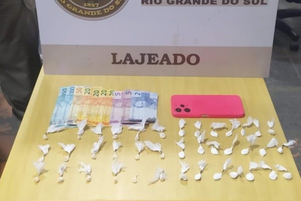 Mulher é presa por tráfico de drogas, com cocaína e crack, dentro de um bar