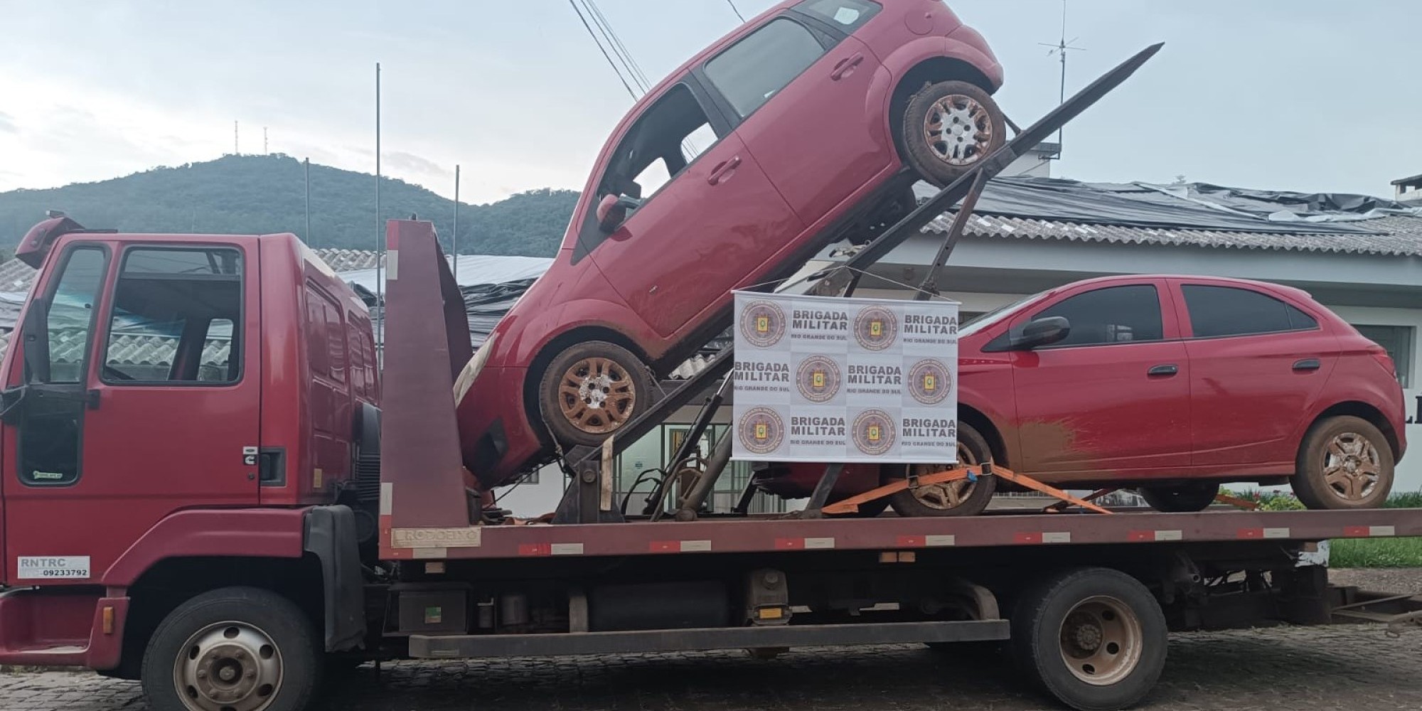 BM prende indivíduos que roubaram automóvel em Vespasiano Corrêa