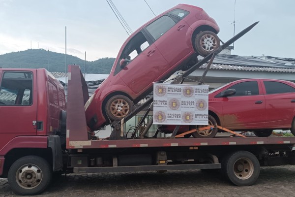 BM prende indivíduos que roubaram automóvel em Vespasiano Corrêa