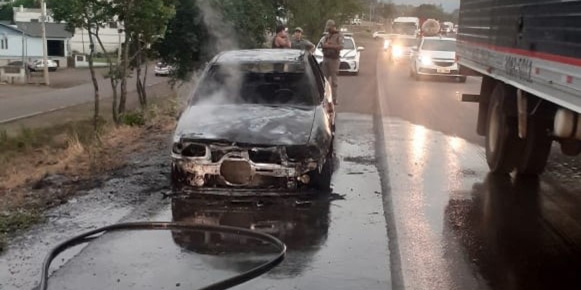 Automóvel pega fogo na ERS-130 em Arroio do Meio