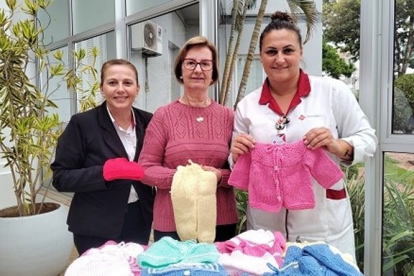 Voluntária confecciona e doa roupinhas para bebês ao HBST