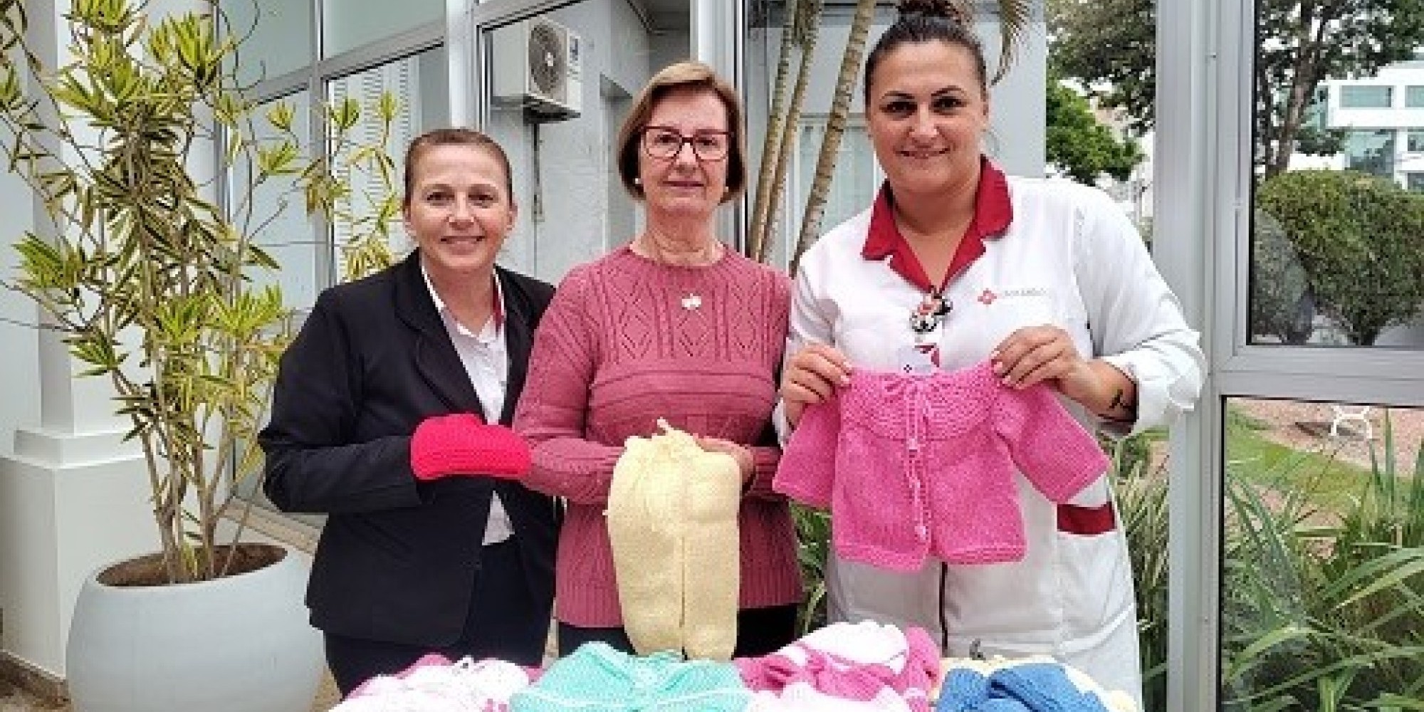 Voluntária confecciona e doa roupinhas para bebês ao HBST