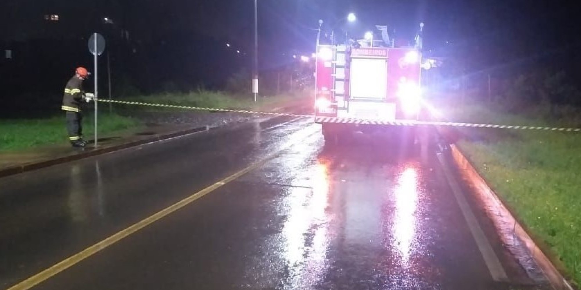 Fortes ventos causam a queda de árvores