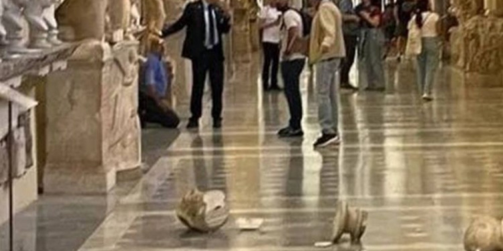 Americano tem surto de raiva e destrói esculturas do Vaticano