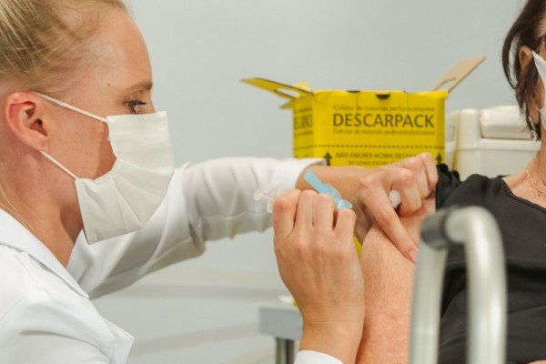 Desde o início da vacinação da Covid-19 no RS, em janeiro, a SES distribuiu 1.647.470 doses da Coronavac aos municípios