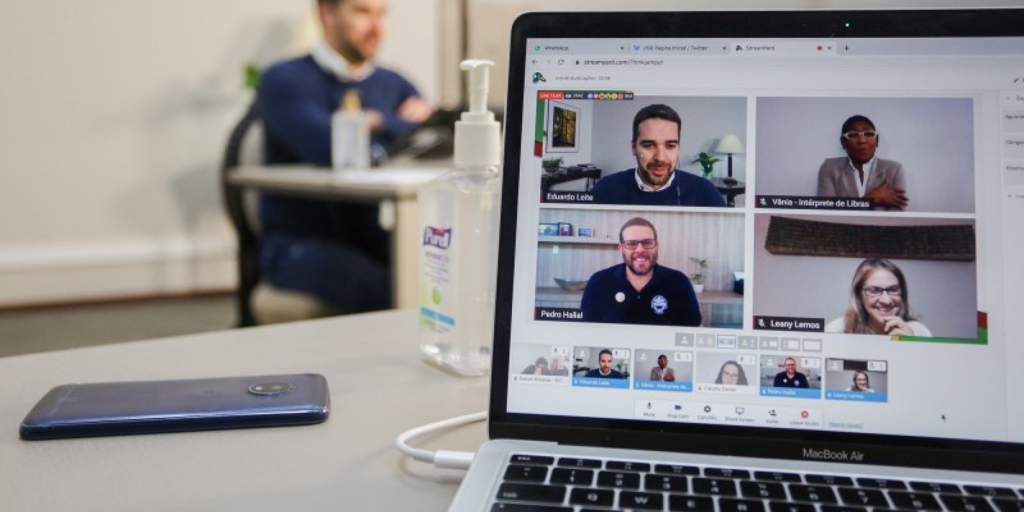  Governador Leite, o reitor Hallal, da UFPel, e a coordenadora do Comitê de Dados, Leany Lemos, detalharam a pesquisa