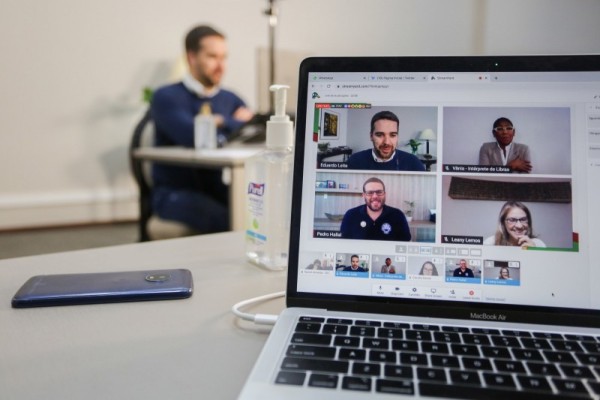  Governador Leite, o reitor Hallal, da UFPel, e a coordenadora do Comitê de Dados, Leany Lemos, detalharam a pesquisa