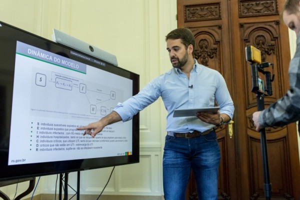 -Projeções são uma maneira de identificarmos cenários para a evolução da Covid-19-, disse Leite durante atualização diária 