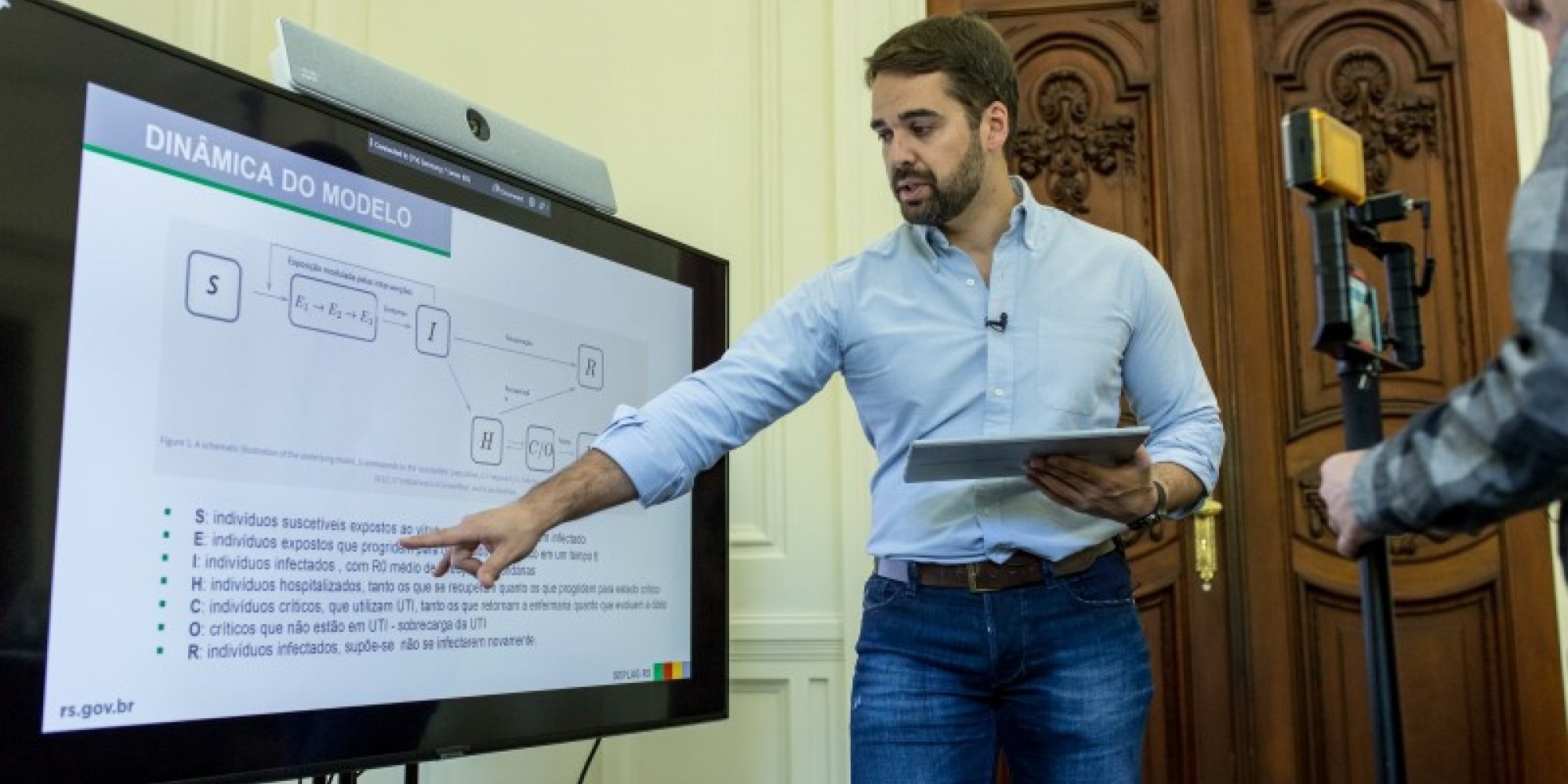 -Projeções são uma maneira de identificarmos cenários para a evolução da Covid-19-, disse Leite durante atualização diária 