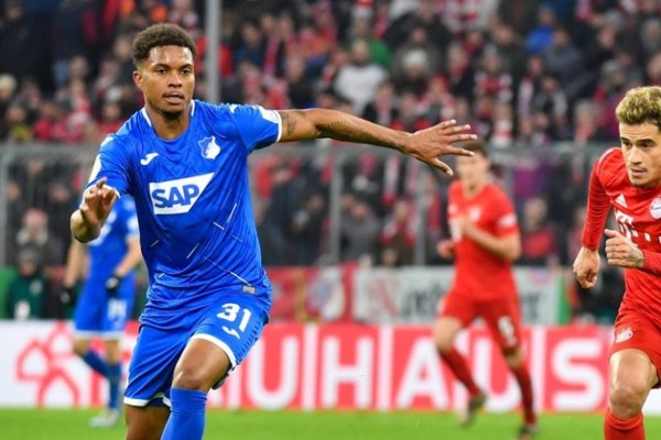 Lucas (de azul) tem 21 anos