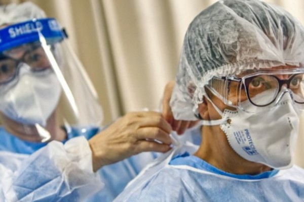 Os EPIs são usados por profissionais de saúde que prestam assistência ao paciente com Covid-19