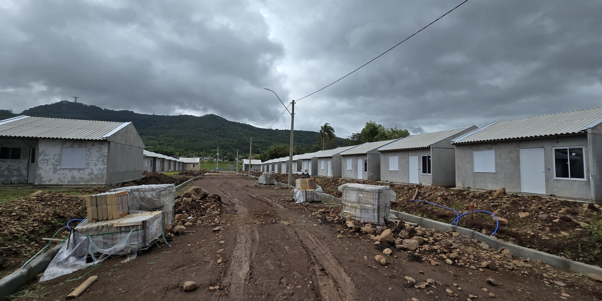 Prevbras assume a construção das 35 unidades e trabalhos recomeçaram nesta segunda-feira (10); Sehab mantém promessa de concluir as moradias ainda em 2025, mas sem data definida.