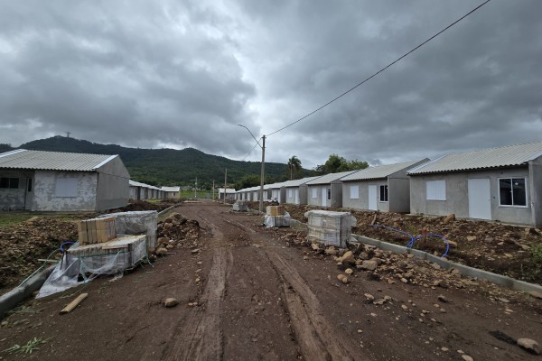 Prevbras assume a construção das 35 unidades e trabalhos recomeçaram nesta segunda-feira (10); Sehab mantém promessa de concluir as moradias ainda em 2025, mas sem data definida.