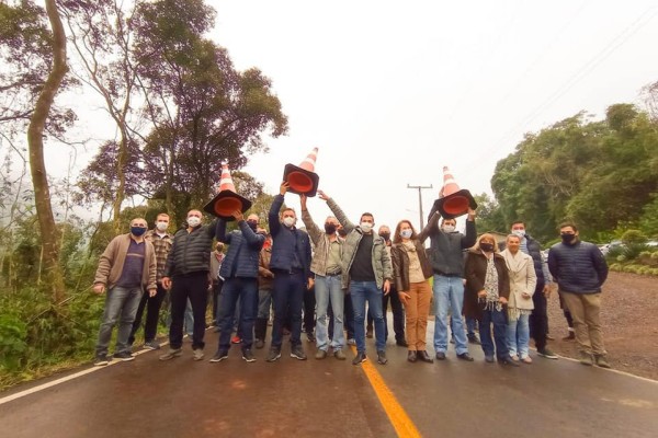 Asfalto foi feito em parceria com a comunidade 