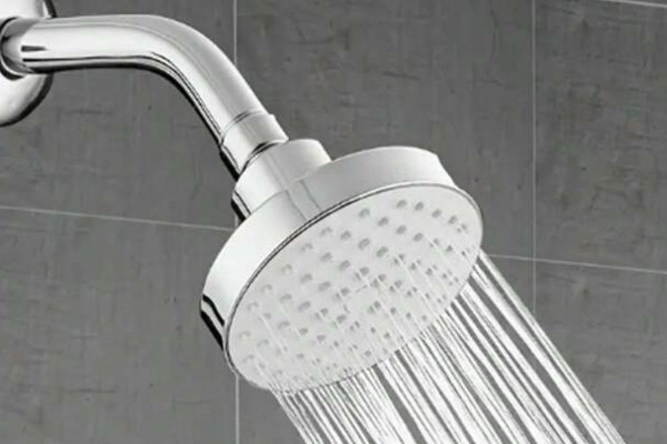 Idoso é preso ao espiar mulher tomando banho em abrigo