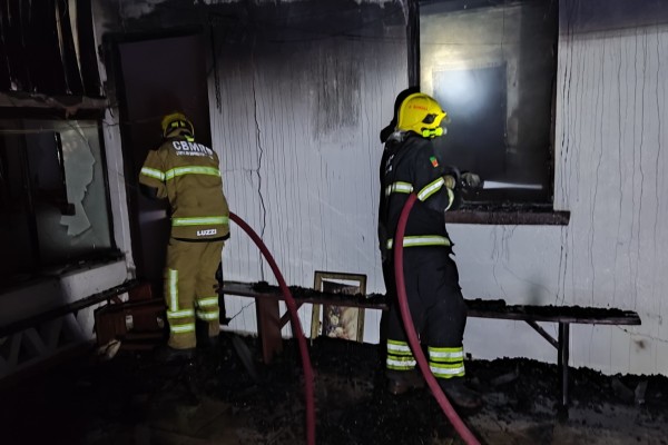 Incêndio destruiu totalmente casa com 200 m2 na Barra do Forqueta
