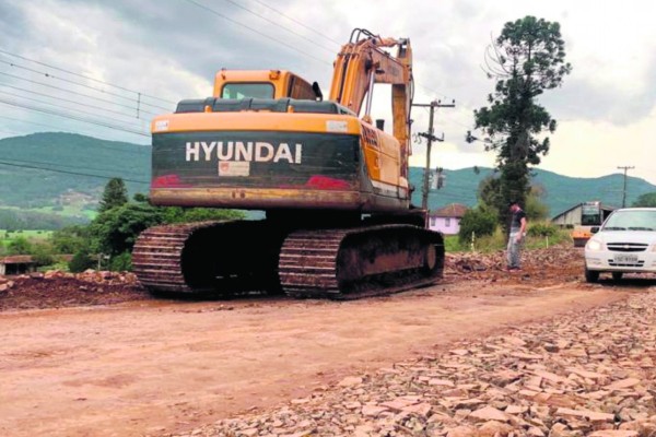 Fazenda Lohmann, pela “enésima” vez, cobra asfalto na ERS-129