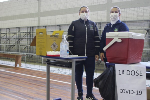 Vacinação ocorreu no Ginásio de Esportes neste sábado 