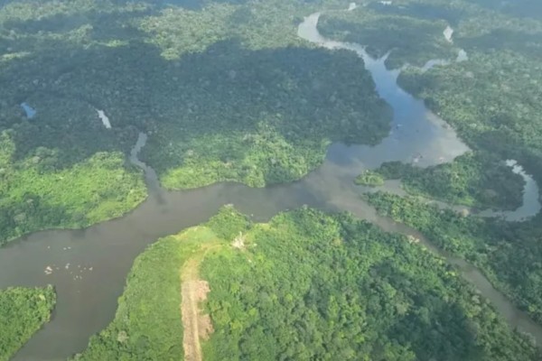 Ocupantes de helicóptero que caiu na Amazônia são encontrados com vida
