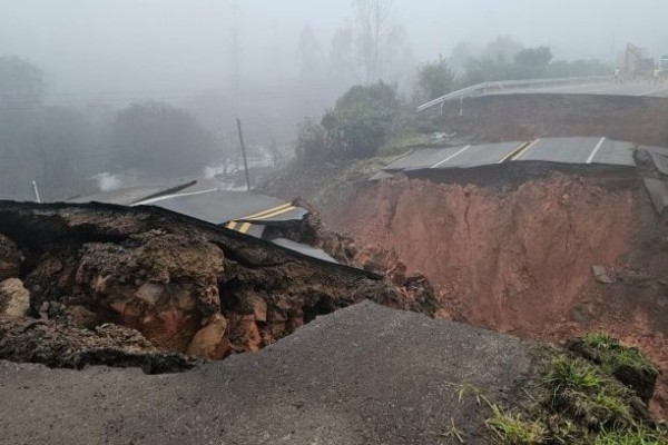 ERS-240 com bloqueio total em Capela de Santana após rompimento da rodovia
