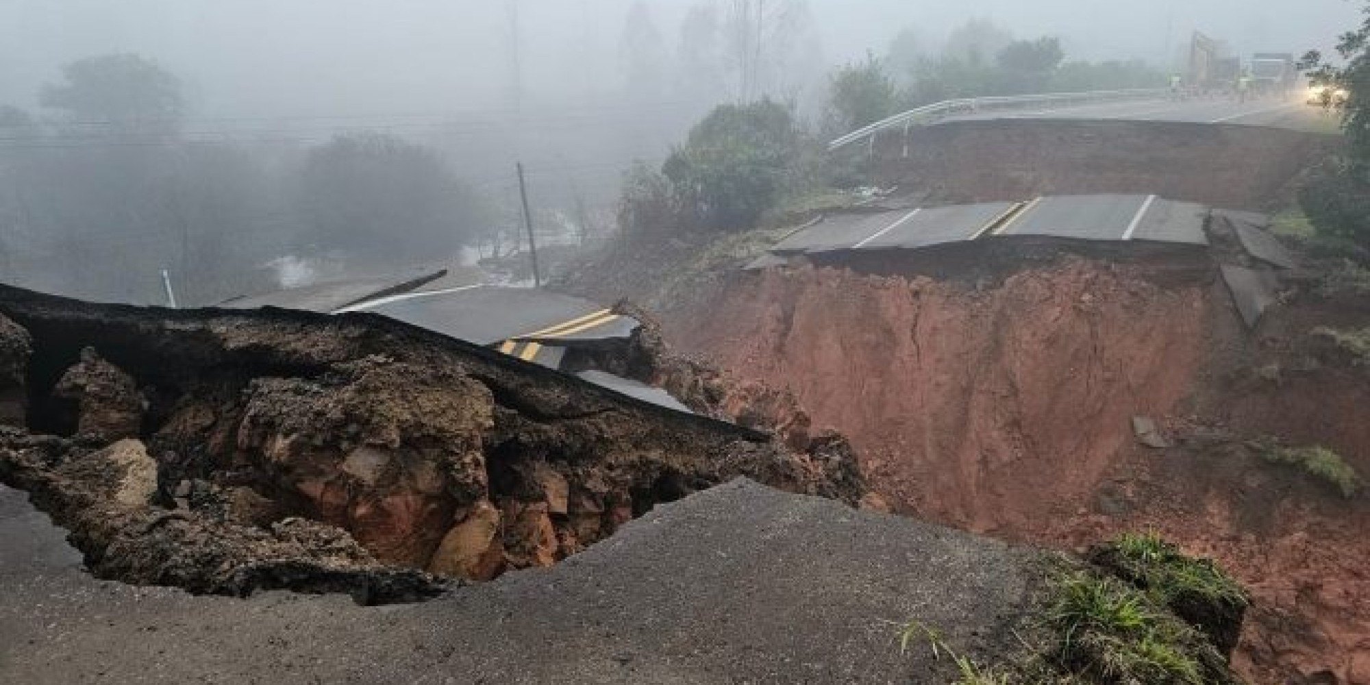 ERS-240 com bloqueio total em Capela de Santana após rompimento da rodovia