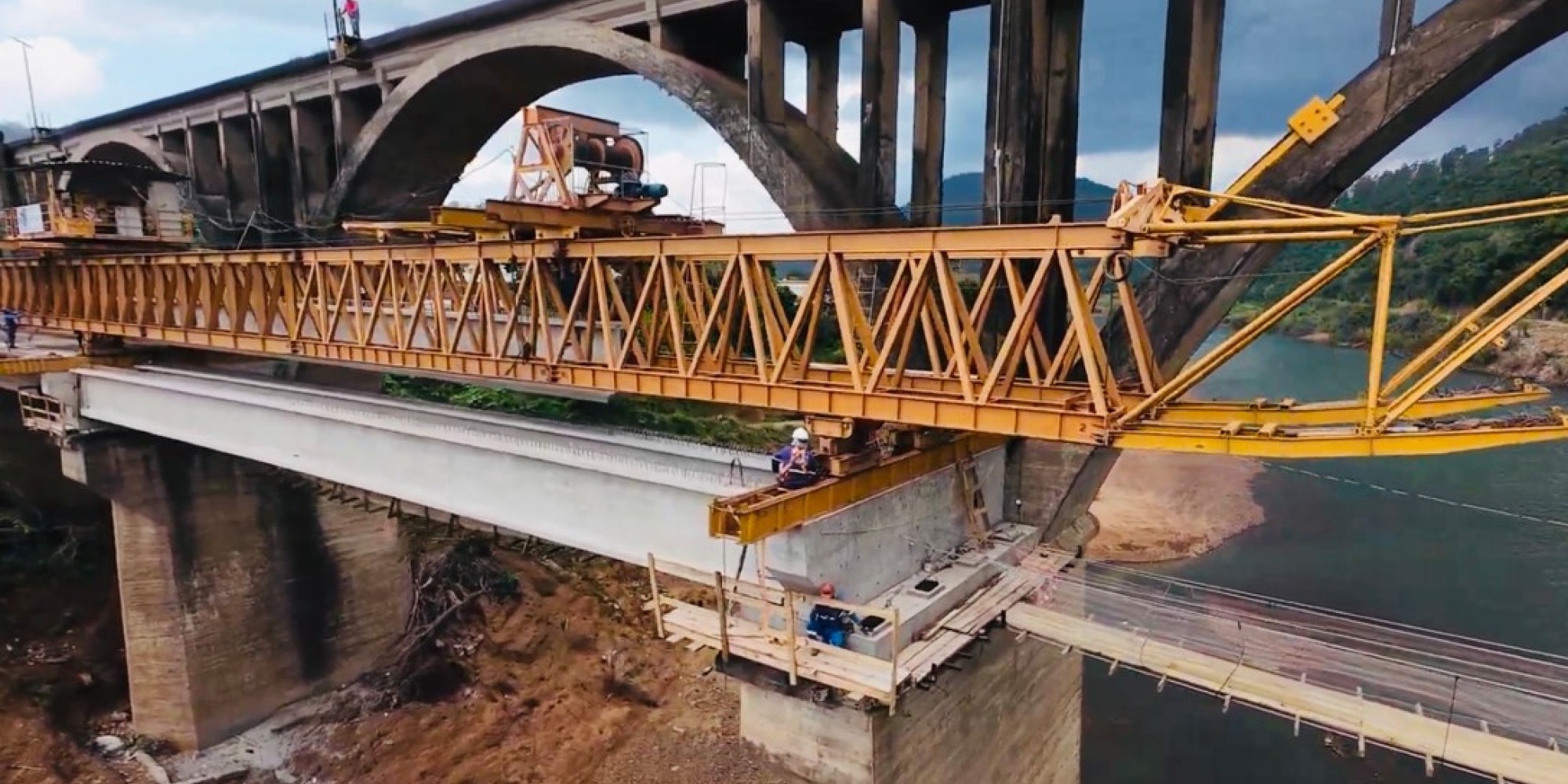 Reconstrução da Ponte Brochado da Rocha avança com a instalação das vigas