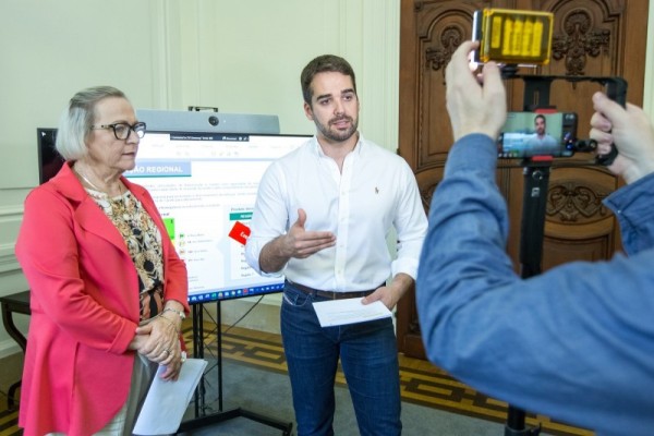 A secretária Arita Bergmann e o governador atualizaram, durante transmissão ao vivo, os dados sobre a Covid-19 no Estado