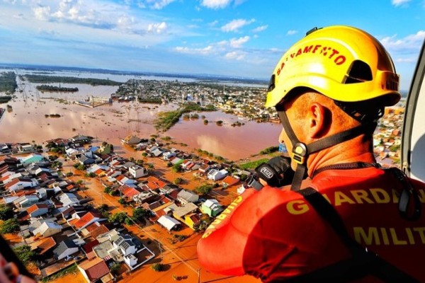 350 mil famílias já receberam o Auxílio Reconstrução, afirma Pimenta