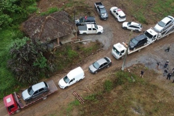 Polícia recupera seis veículos e uma moto roubada no interior de Relvado