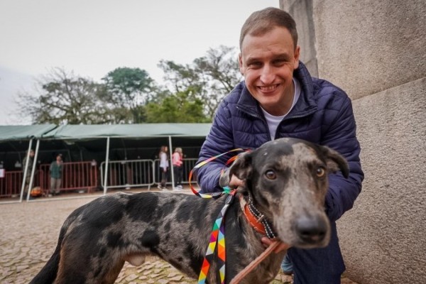 88 animais resgatados das enchentes ganham novo lar após feira de adoção