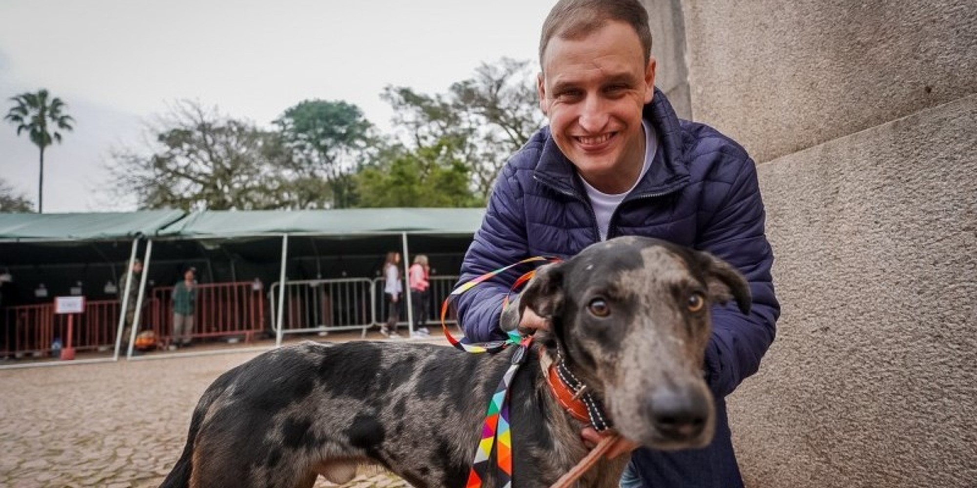 88 animais resgatados das enchentes ganham novo lar após feira de adoção