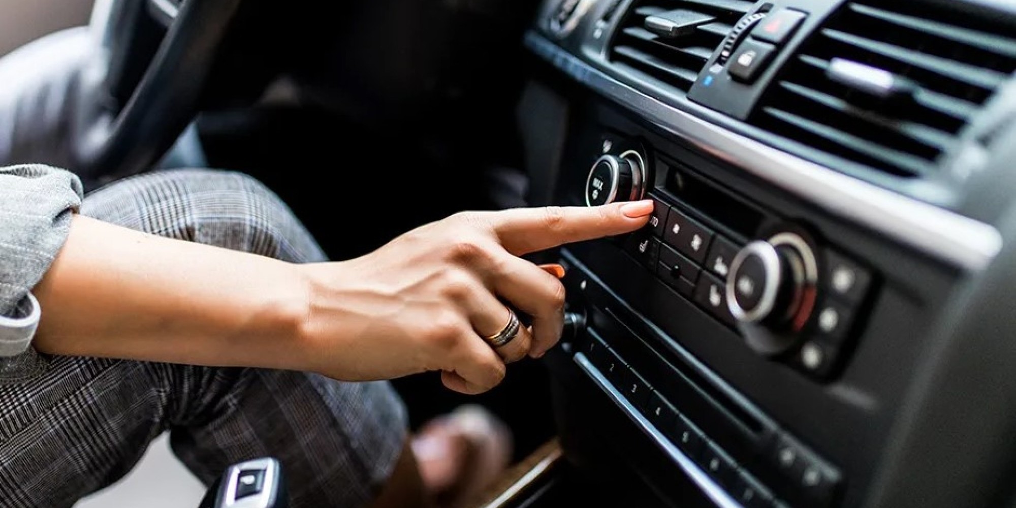 Segundo estudo da YouGov, 80% dos brasileiros ouvem rádio semanalmente