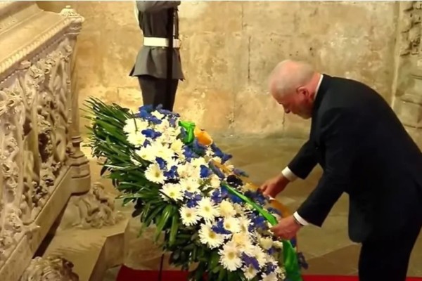 Em Portugal, Lula presta homenagem a Camões