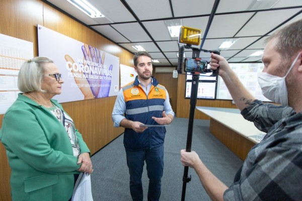 Governador Leite a secretária da Saúde, Arita Bergmann, na transmissão diária pela internet com atualizações sobre o coronavírus 