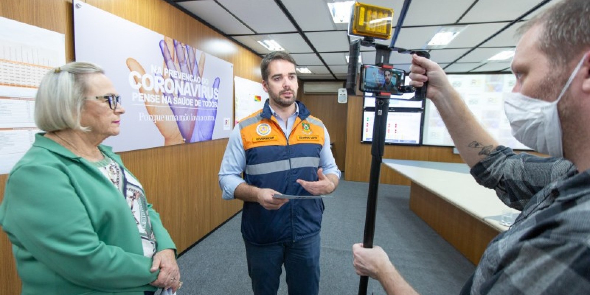 Governador Leite a secretária da Saúde, Arita Bergmann, na transmissão diária pela internet com atualizações sobre o coronavírus 