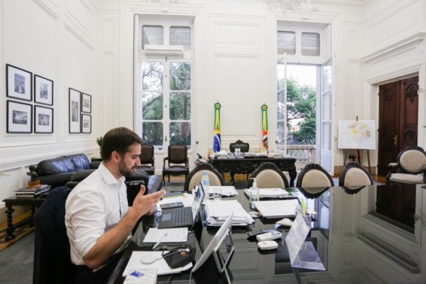  -Além de novas tecnologias, é preciso envolver familiares e treinar professores-, disse Leite 