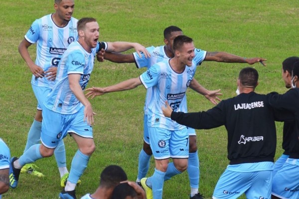 Alviazul venceu por 1 a 0 