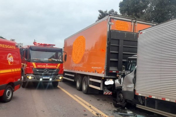 Acidente na RSC-453, envolve dois caminhões e deixa um motorista em estado grave