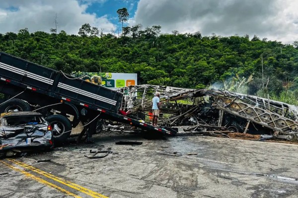 Número de mortos em acidente na BR-116 em Minas Gerais aumenta para 41