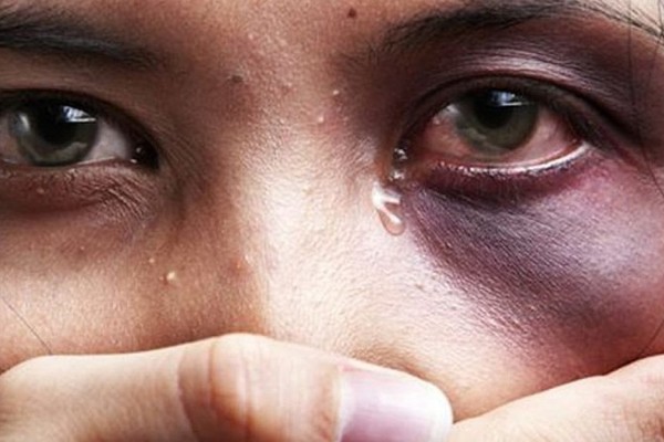 Mulher grávida sofre agressão com facão e enxada