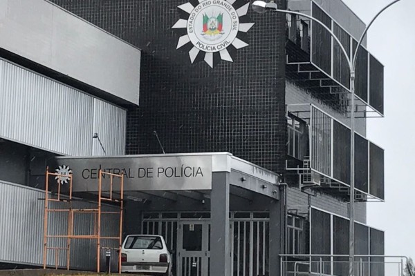 Adolescente de 16 anos invade igreja e mata o próprio pai em Vacaria