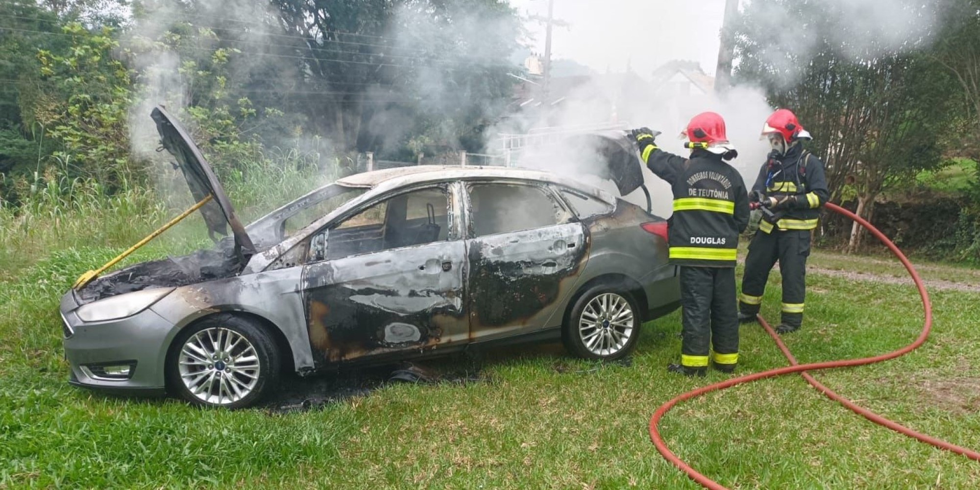 Carro é consumido por incêndio em Westfália