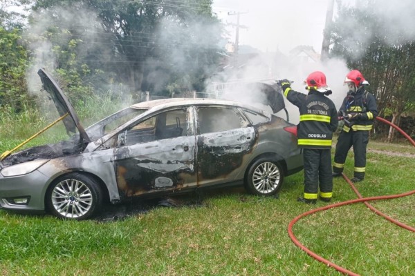 Carro é consumido por incêndio em Westfália