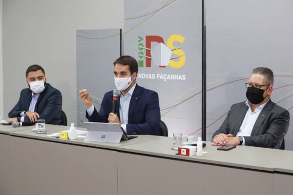 -Precisamos continuar fazendo reformas e discutir medidas de ajuste fiscal para que as contas guardem equilíbrio-, disse Leite