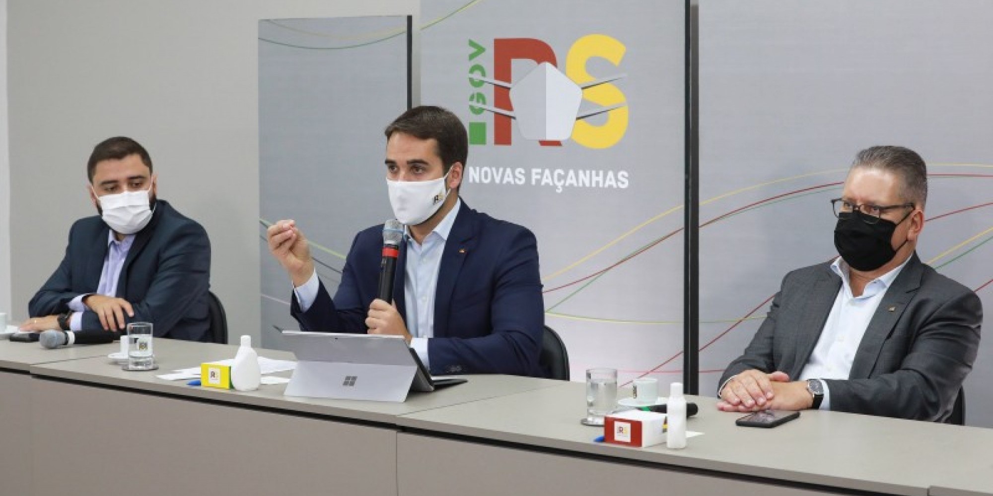 -Precisamos continuar fazendo reformas e discutir medidas de ajuste fiscal para que as contas guardem equilíbrio-, disse Leite