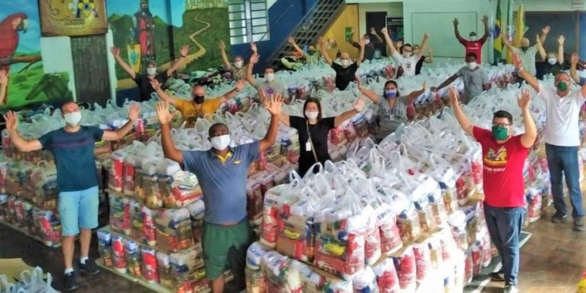 Na 28ª CRE, de Gravataí, voluntários ajudaram no descarregamento dos kits de alimentação escolar dos caminhões Na 28ª CRE, de Gravataí, voluntários ajudaram no descarregamento dos kits de alimentação escolar dos caminhões