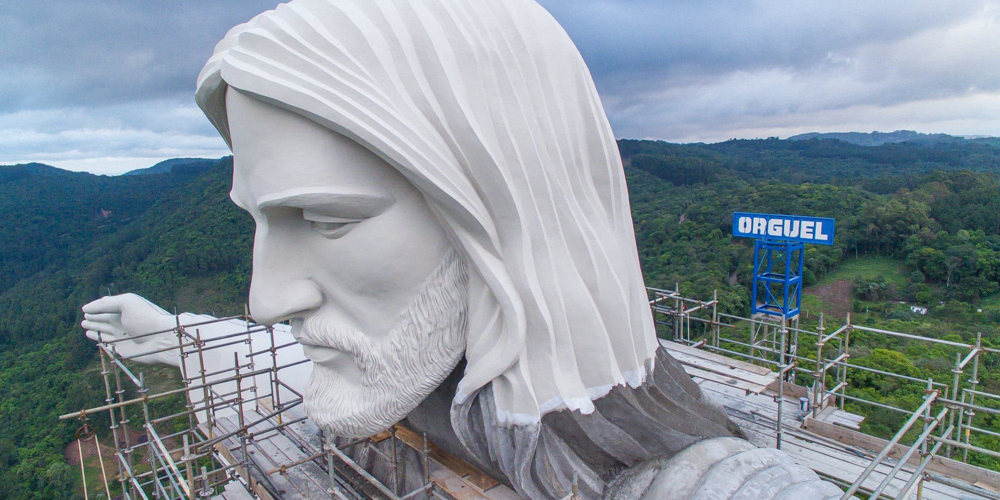 Pintura dos braços e rosto do Cristo Protetor é concluída