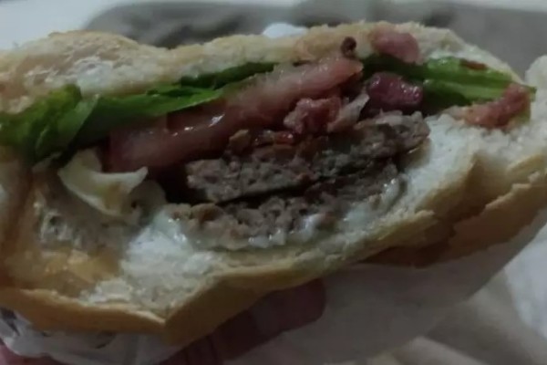 Chamado de “ladrão” por cortar hambúrguer ao meio, empresário ganha indenização