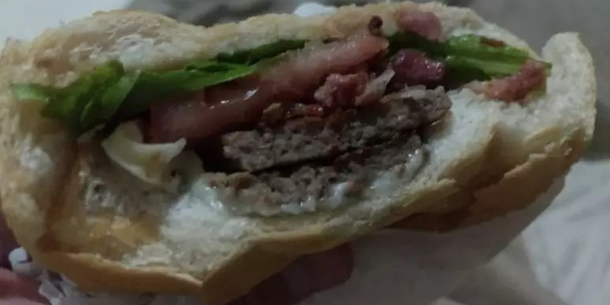 Chamado de “ladrão” por cortar hambúrguer ao meio, empresário ganha indenização