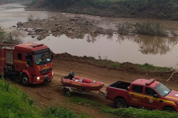Bombeiros resgatam homem encontrado morto no interior de Vespasiano Corrêa